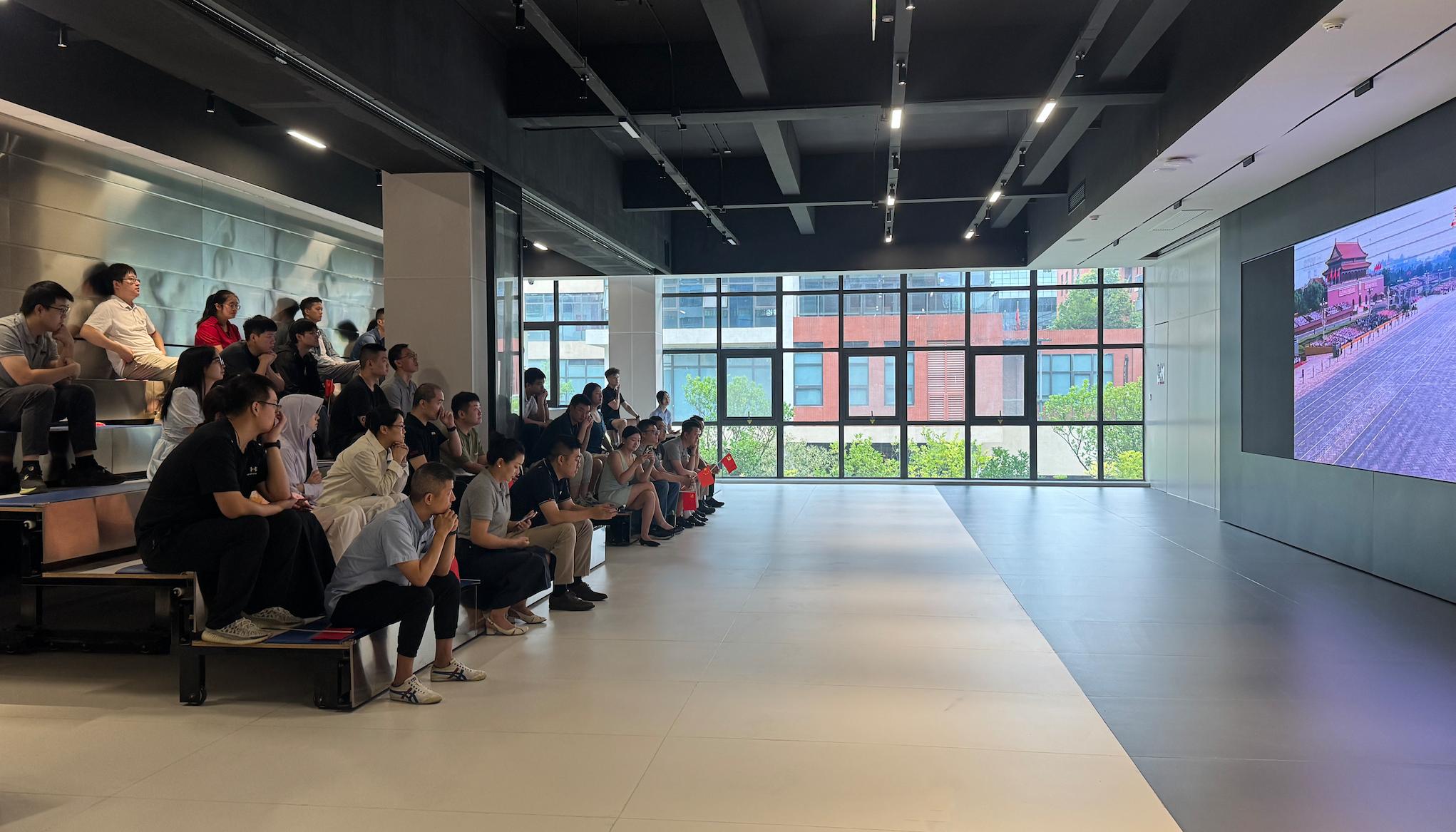 弘扬爱国情怀 凝聚奋进力量 | 维泰能源集团组织集体观看抗战胜利80周年阅兵仪式活动